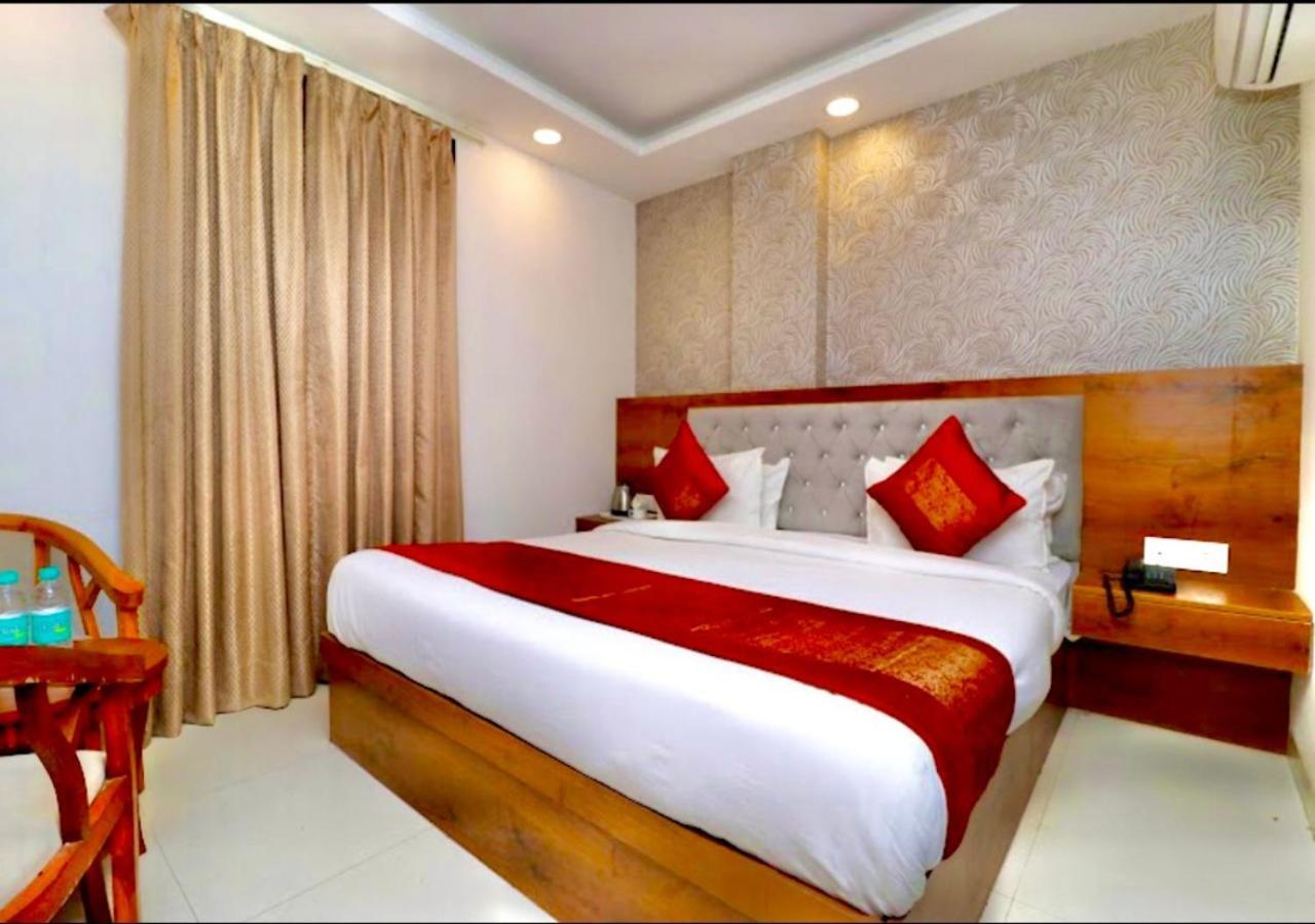 Hotel The Glory Near Delhi International Airport Új-Delhi Kültér fotó