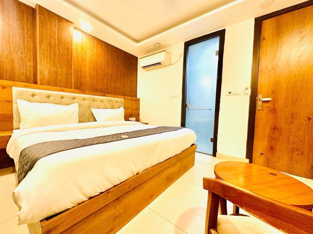 Hotel The Glory Near Delhi International Airport Új-Delhi Kültér fotó