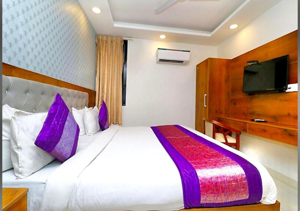 Hotel The Glory Near Delhi International Airport Új-Delhi Kültér fotó