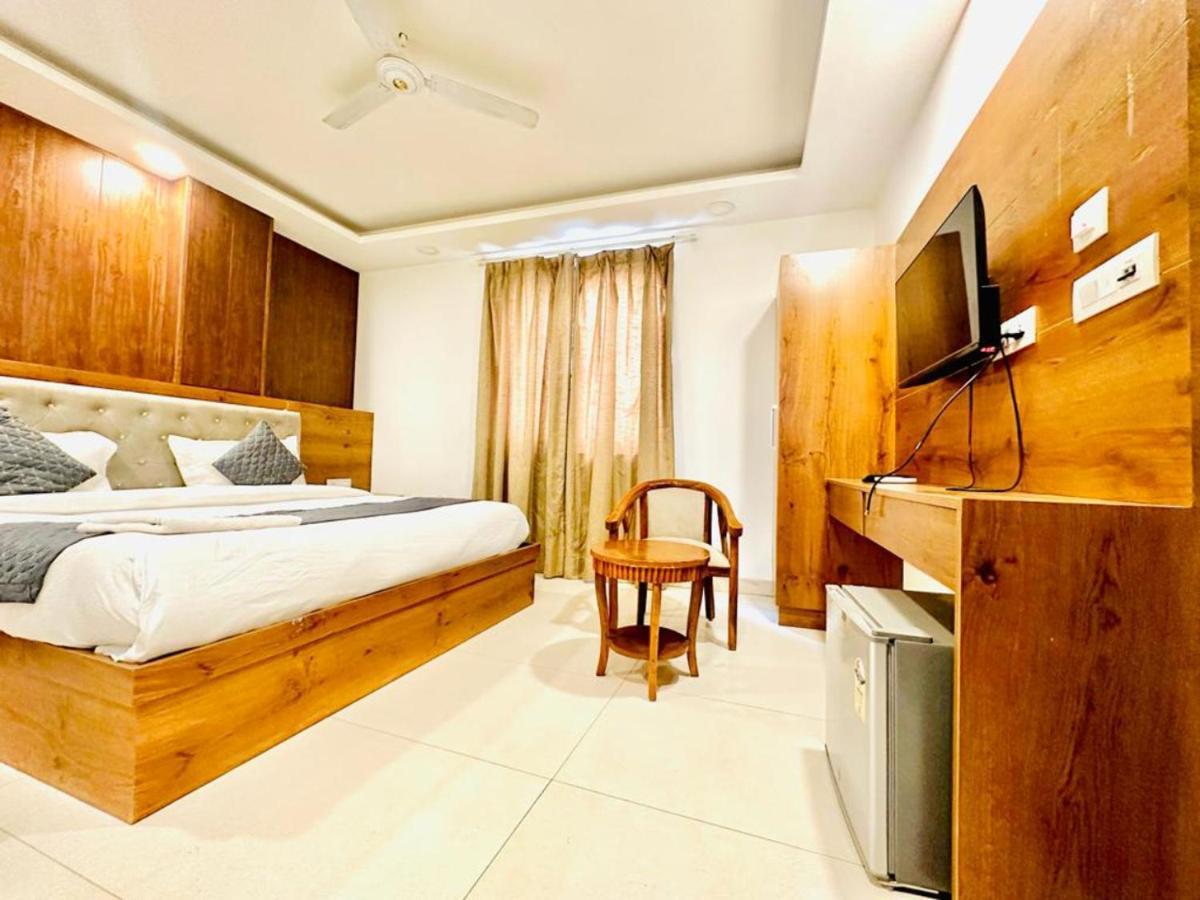 Hotel The Glory Near Delhi International Airport Új-Delhi Kültér fotó